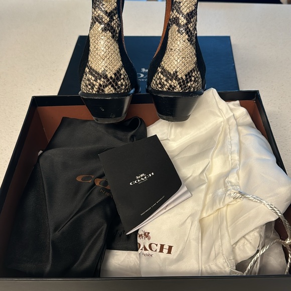 COACH Bandit Chelsea Boot / Booties SIZE 8 medium - Picture 3 of 7